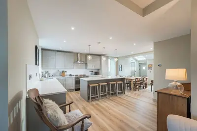 Image de Anglesey coastal retreat, 4 bedrooms, sleeping 8, modern amenities, ocean view, 5 mins from beach