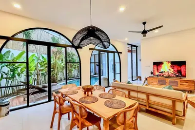 Image de Chic 3-bedroom villa with Ac and WiFi in Canggu, Bali\n\n10 minutes to the Beach\n
