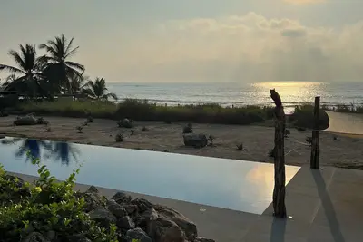 Image de Oceanfront Casa Sonna Palma Suite- 2bdr Designer Villa in La Saladita Mexico