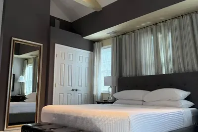 Image de Charming 3 Beds 2 Bath, Ev Charging, Off-Street Parking, 99 Walk Score, King Bed