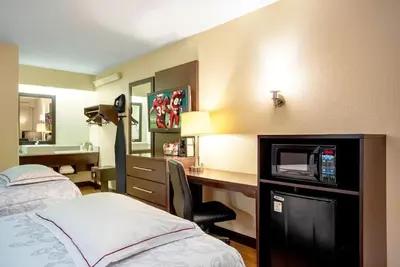 Image de 2 Budget-Friendly Rooms w/ Coffee, Cable Tv, and Pet-Friendly Amenities