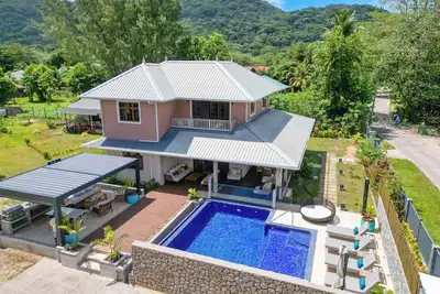 Image de Située à La Digue, cette villa avec piscine privative, idéale pour une famille.