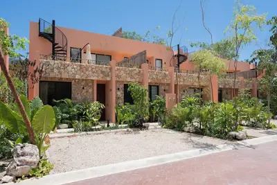 Image de Charming 3 bedroom townhome with Ac, 2 communal fitness rooms & 2 communal pools