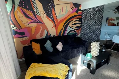 Image de Kick back and relax in this calm, stylish space!