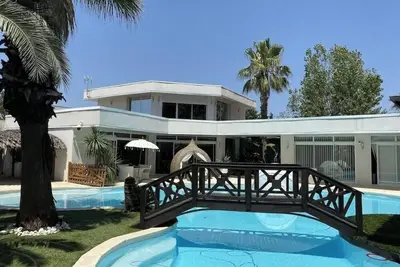 Villa avec grande piscine chauffée à 900m de la plage