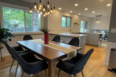 Image de Modern, spacious home in idyllic neighborhood. Perfect for families.