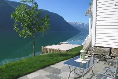 Image de Romantic and secluded resort right on the edge of the pristine Osafjorden.