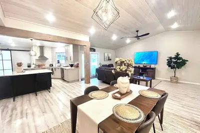 Image de The Tiki House- spacious, recently renovated-4tv’s- 6 min to Manasota Beach