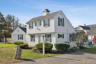 Newly updated - A coastal cottage steps from Pine Point Beach!