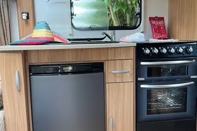 Image de 4 berth caravan to rent for 2 adult and 2-3 kids. 110$/ night.