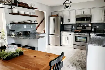 Image de Stylish and Spacious 3 bedroom home located 3. 4 mi from downtown Erie, Pa