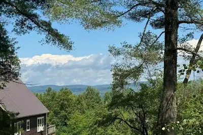 Image de Cozy Chalet – Mtn View+ Hot Tub+ Hike+ Santa's Vil