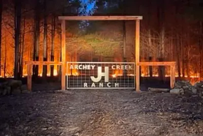 Image de Rustic Ranch Retreat - 6 bedrooms, 5 bath, game room, working cattle ranch!