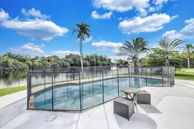 Image de Heated Pool Home on Lake Hard Rock Guitar Hotel Beach Airport