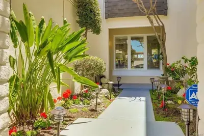 Image de 3-bedroom house in gorgeous Irvine with cool Ac breeze