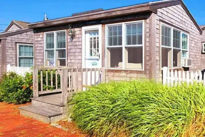 Image de Charming Cape Cod Waterfront Cottage Perfect for 2! 1 minute walk to the beach!