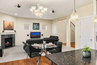 Image de Comfortable 4br Home｜ Main Floor Bedroom & Patio｜ Dedicated Workspace #41847