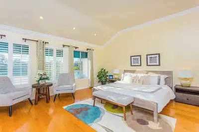 Tranquil Lakefront Haven: Your Ideal Getaway Awaits at This Charming Home #185