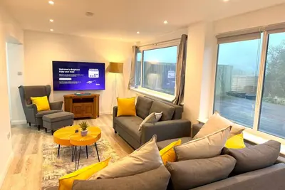 Image de Luxury 4br Brighton Home near South Downs, Sea Views, Pool & Free 4-Car Parking