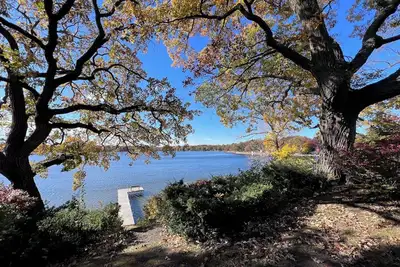 Image de Comfortable Cabin On Lake and 20 minutes to Ski Hill and Walk to Beach!