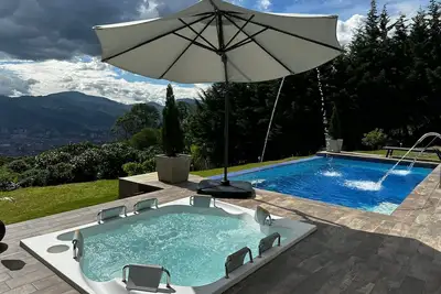 Image de Mountain Mansion: Pool, 6 Person Jacuzzi, Epic Medellin Views/5 Total Bedrooms