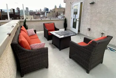 Image de Parking Roofdeck Hot Tub in Large Home near Convention Center