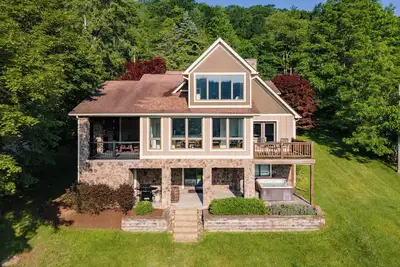 Image de New! Elegant Lakefront Retreat w/ Dock & Hot Tub