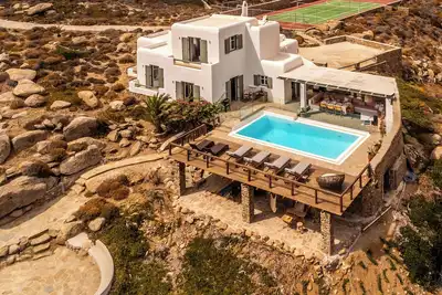 Image de Private estate overlooking Agrari beach (5-bedroom villa, pool & tennis court)