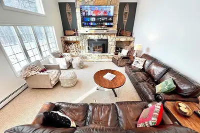 Image de Stratton Mtn Retreat~4br/10Bed Ski House w/2 Mstrs-Jacuzzi-Game Rm-3mins to Mtn!