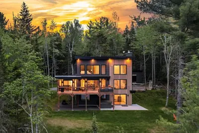 Riverside Retreat - Luxury getaway w/ hot tub