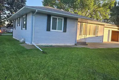 Image de A Touch of Green-delightful 2 bdrm house in Britton S. D. with Garage.