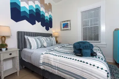 Image de Chic Wfh Retreat / Walk to Downtown / 10min Drive to Beach