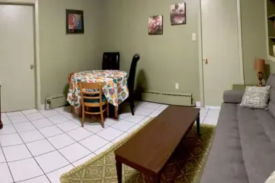 Image de Eco-friendly & Quiet In-Law Suite on Park: kitchen; priv entr; 12 mins to dwntwn