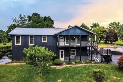 Image de Luxury Cabin in Smokies with King Beds, Arcade, Hot tub, Firepit, WiFi