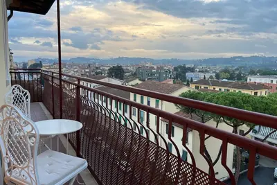 Image de Apartment with two spacious rooms, a bathroom and a kitchen with a balcony.