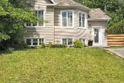 Image de Villa entière avec Spa de Mai à Oct avec boisé à l'arrière. Très bien situé.