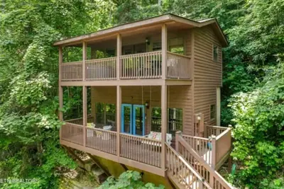 Image de Cabin in the Sky in quaint Sevierville w\\ Hot Tub, Ac, WiFi. Perfect getaway