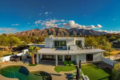 Image de Estate / Home & Guesthouse / 2 Pools / 7 Br & 5 Ba