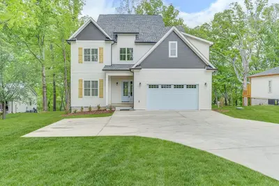 Image de New Home 2022-Hot Tub-Boat Dock- 4, 000+sq ft, 5 bedrooms, Pool Table, Ping Pong
