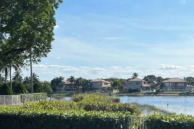 Image de Beautiful two story Spacious 5-bedroom house with water views and pool & gym