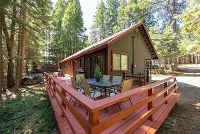 Image de Pet friendly 2br/1ba cabin close to Sugar Bowl, Truckee and Tahoe Nt'l Forest