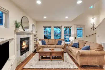 Dover Dreamin’ – Lake Life starts here! 3bd, 3ba Retreat, Steps from the Water
