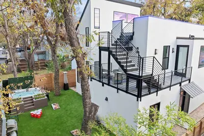 Image de Twin Homes Oasis - Hot Tub near Downtown Austin