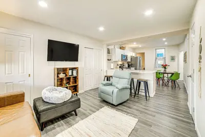 Image de 5 Mi to North Shore: Updated Home w/ Fire Pit!