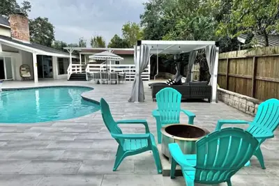 Image de Backyard Heaven with Pool, Deck, Cabana, Firepit\n\n