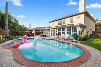 Image de Escape Haven: Pool, Backyard Bliss, Sunroom\n\n