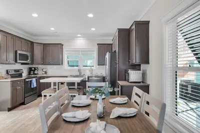 Image de Wake up every day to the sunrise from the deck of this waterfront home 2bed home