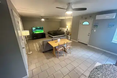 Image de Cozy basement studio apartment centrally located im Augusta!