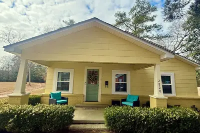 Image de Hgtv's Hometown house -Southern Charm 3- only 6 minutes to downtown Laurel!