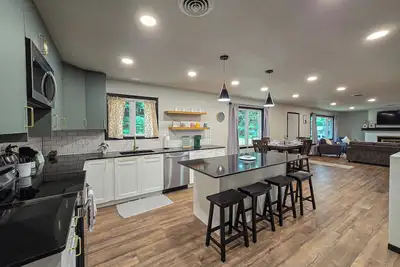 Image de Central City Retreat - Spacious four bedroom home, Sleeps 12, Family-friendly